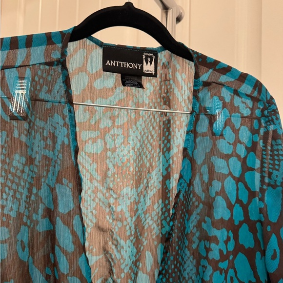 Antthony tunic features - Picture 9 of 10